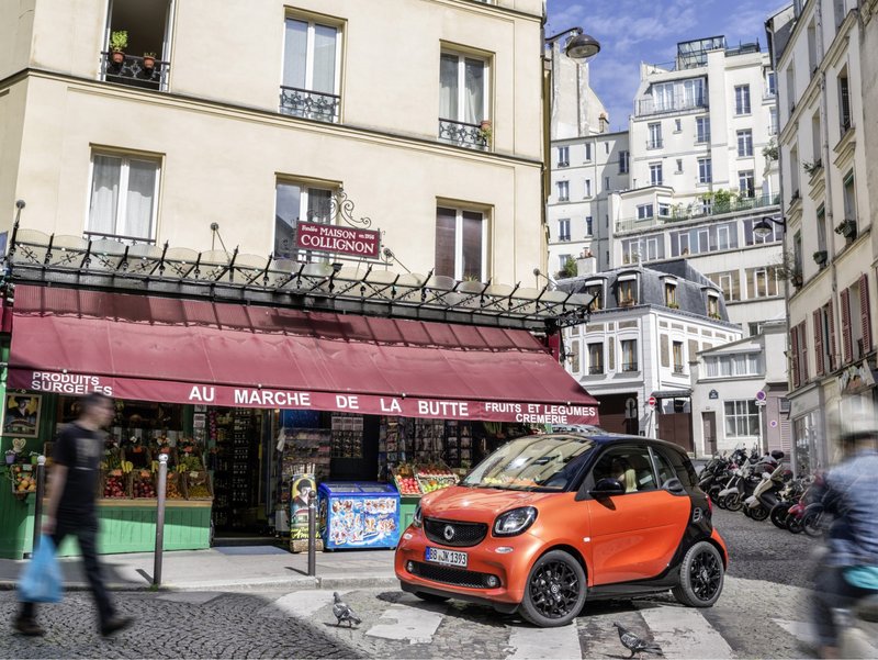 Smart vor einen Laden in einer  verkehrsberuhigten Zone